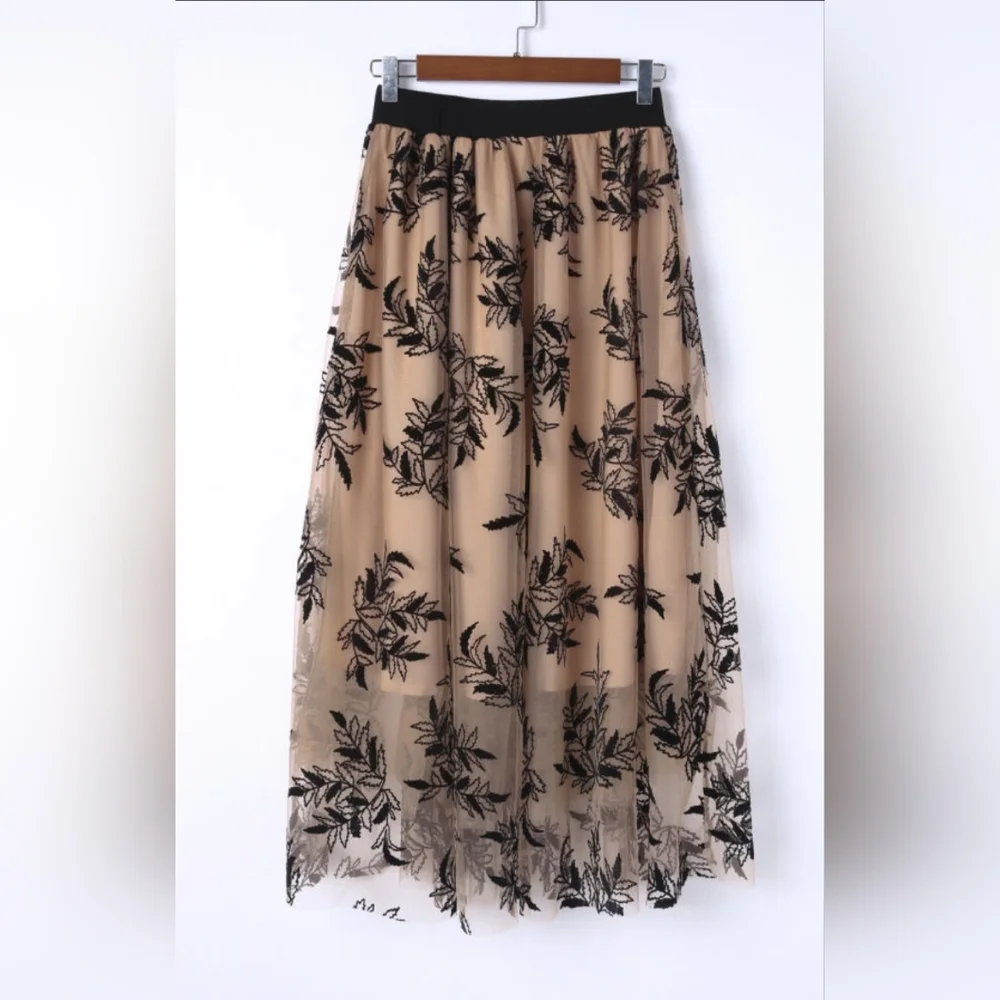 💟RESTOCKED💟 Floral Leaves Embroidered Maxi Skirt - Picture 5 of 12
